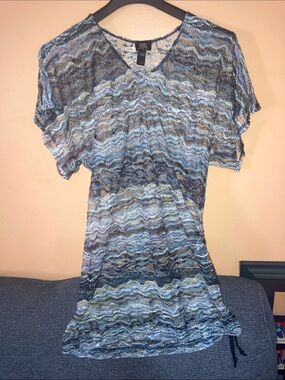 Donna Blue and Black Sheer Wave Knit Top
